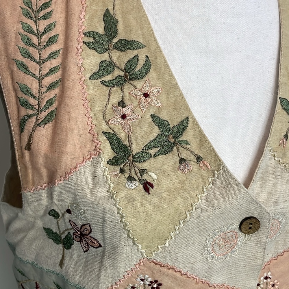 TanTrums Vintage Floral Embroidered Patchwork Vest. Y2K - Picture 3 of 8